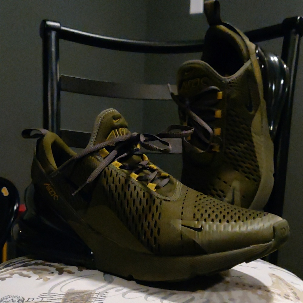 EUC NIKE AIRMAX 270 ARMY GREEN/GOLD